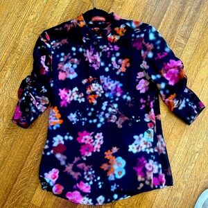 Altazurra blouse with curved button line and blurred floral print